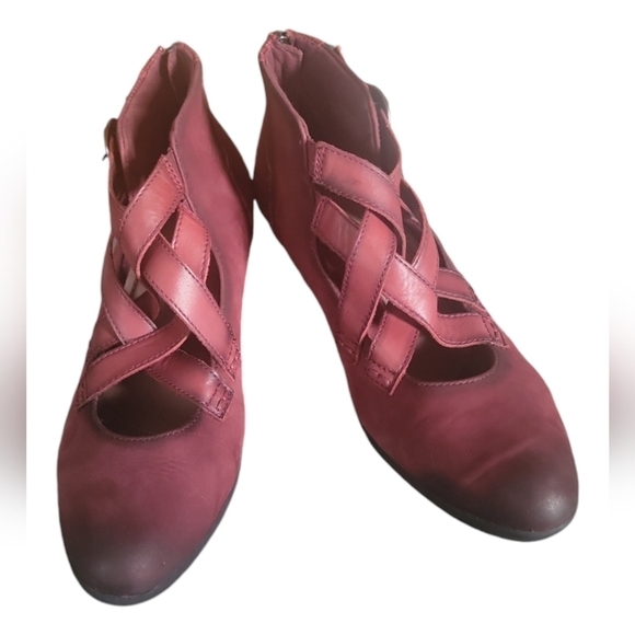 Earth Women's Burgundy Suede Zip back Closure Ankle Booties Sz 8.5B - Picture 1 of 11